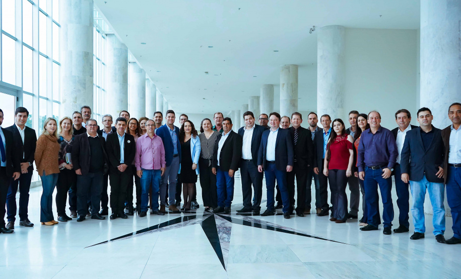 O Governo do Paraná promoveu nesta quarta-feira (03) a terceira reunião com chefes dos seus núcleos do interior, desta vez da região Oeste. Participaram mais de 30 representantes das diversas áreas do governo nas regiões de Cascavel, Toledo e Foz do Iguaçu. Os encontros mensais têm o objetivo de ampliar a integração e alinhar informações das lideranças do governo no interior do Estado.  Foto: Guilherme Flores/ Casa Civil