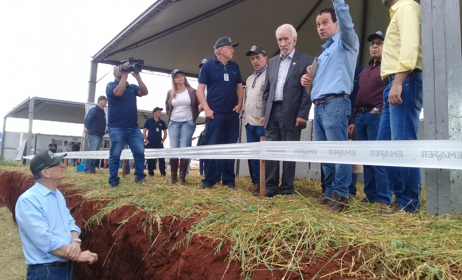 O vice-governador do Paraná, Darci Piana, e o secretário estadual da agricultura e do Abastecimento, Noberto Ortigara, visitaram nesta quarta (3) a Expotécnica, feira agropecuária realizada em Sabáudia, norte do estado. A feira, na sua 26ª edição, se destaca pela elevada presença de produtores rurais de toda a região e pelas inovações trazidas ao homem do campo.  -  Sabáudia, 03/07/2019  -  Foto: Lucas V.de Araújo/Iapar