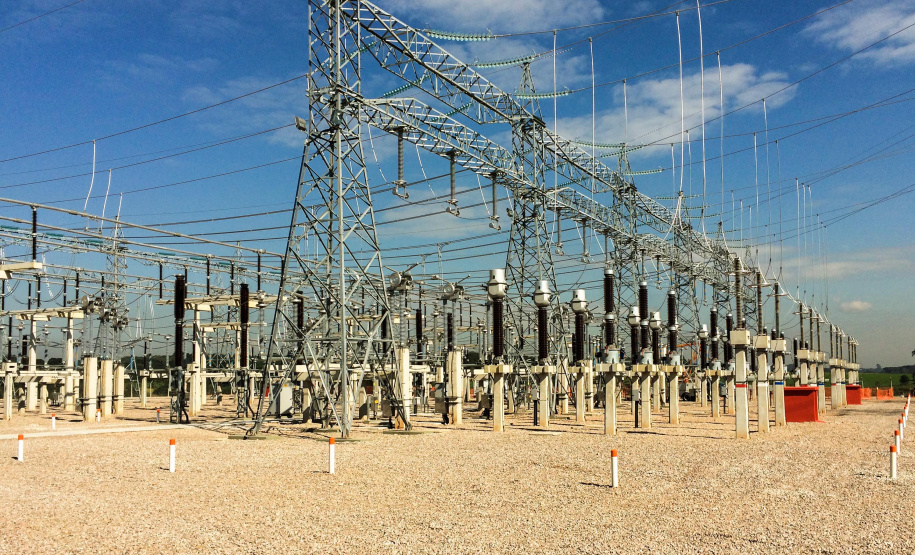 A Copel foi apontada pela sétima vez nos últimos nove anos como a melhor distribuidora de energia do Brasil na opinião de seus consumidores. Na foto, a subestação de energia Curitiba Leste e a rede de transmissão que a conecta ao Sistema Interligado Nacional.Foto: Divulgação Copel