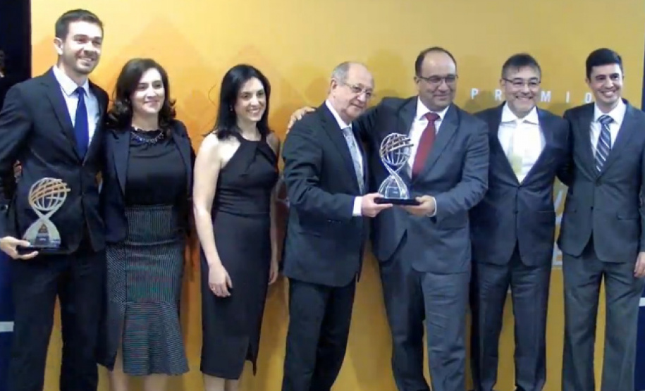 A Copel foi apontada pela sétima vez nos últimos nove anos como a melhor distribuidora de energia do Brasil na opinião de seus consumidores. O anúncio ocorreu em Brasília nesta quarta (3), durante a cerimônia de entrega do 21º Prêmio Abradee, promovido pela Associação Brasileira das Distribuidoras de Energia. - Foto: Divulgação Copel