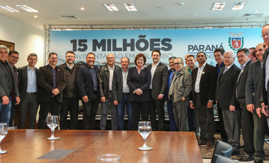 Governador Carlos Massa Ratinho Junior assina liberação de recursos para pavimentação de vias urbanas de Colombo - Curitiba, 04/07/2019 -  Foto: Geraldo Bubniak/ANPr