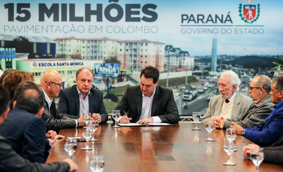 Governador Carlos Massa Ratinho Junior assina liberação de recursos para pavimentação de vias urbanas de Colombo - Curitiba, 04/07/2019 -  Foto: Geraldo Bubniak/ANPr