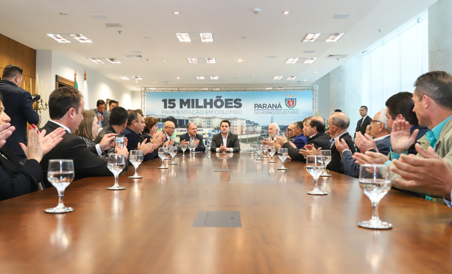 Governador Carlos Massa Ratinho Junior assina liberação de recursos para pavimentação de vias urbanas de Colombo  -  Curitiba, 04/07/2019  -  Foto: Rodrigo Félix Leal/ANPr