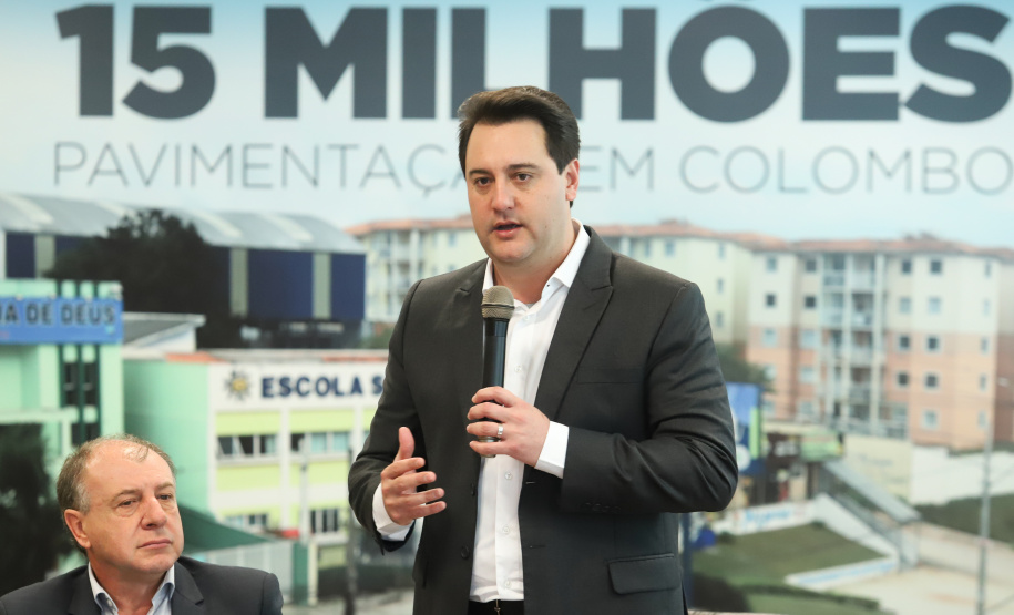 Governador Carlos Massa Ratinho Junior assina liberação de recursos para pavimentação de vias urbanas de Colombo  -  Curitiba, 04/07/2019  -  Foto: Rodrigo Félix Leal/ANPr