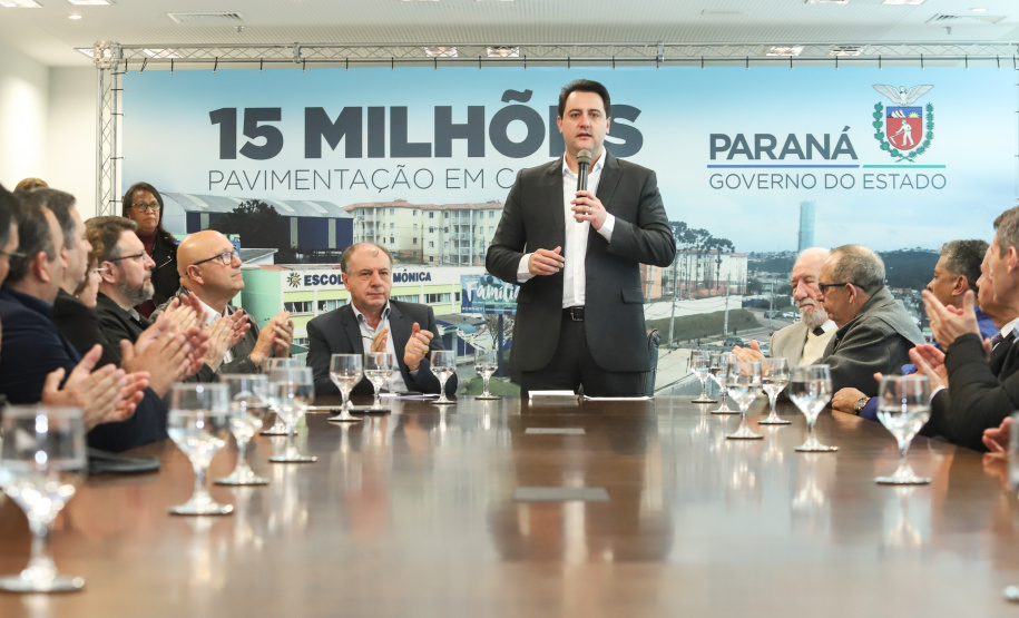 Governador Carlos Massa Ratinho Junior assina liberação de recursos para pavimentação de vias urbanas de Colombo  -  Curitiba, 04/07/2019  -  Foto: Rodrigo Félix Leal/ANPr