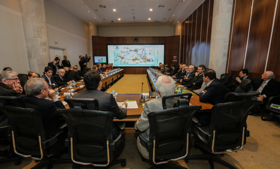 O governador Carlos Massa Ratinho Junior recebe  a  diretoria da Ocepar - Organização das Cooperativas do Estado do Paraná para celebrar o Dia Internacional do Cooperativismo. Curitiba, 02/07/2019 -  Foto: Geraldo Bubniak/ANPr