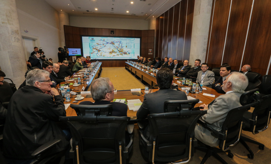 O governador Carlos Massa Ratinho Junior recebe  a  diretoria da Ocepar - Organização das Cooperativas do Estado do Paraná para celebrar o Dia Internacional do Cooperativismo. Curitiba, 02/07/2019 -  Foto: Geraldo Bubniak/ANPr