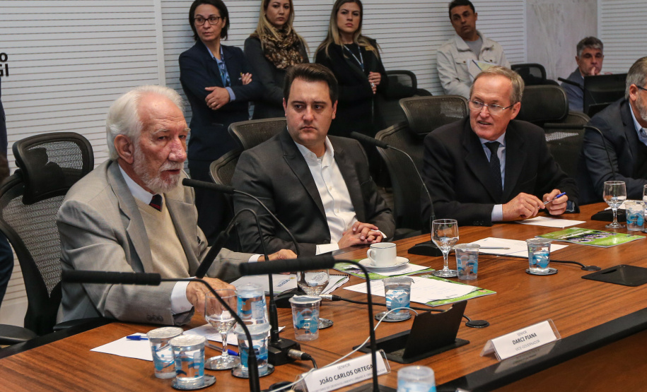 O governador Carlos Massa Ratinho Junior recebe  a  diretoria da Ocepar - Organização das Cooperativas do Estado do Paraná para celebrar o Dia Internacional do Cooperativismo. Curitiba, 02/07/2019 -  Foto: Geraldo Bubniak/ANPr