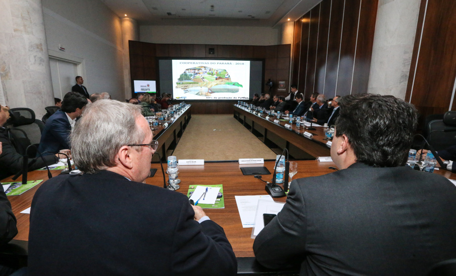 O governador Carlos Massa Ratinho Junior recebe  a  diretoria da Ocepar - Organização das Cooperativas do Estado do Paraná para celebrar o Dia Internacional do Cooperativismo. Curitiba, 02/07/2019 -  Foto: Geraldo Bubniak/ANPr