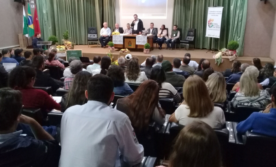Cerca de 150 pessoas, entre secretários municipais de Agricultura, agricultores familiares, integrantes de movimentos sociais e de comunidades tradicionais, como quilombolas e indígenas, participam nesta quinta (4) da 3ª Conferência Regional de Segurança Alimentar Nutricional, que acontece na sede do Instituto Agronômico do Paraná (Iapar), em Londrina.  -  Londrina, 04/07/2019  -  Foto: Divulgação Iapar