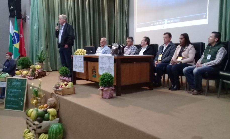 Cerca de 150 pessoas, entre secretários municipais de Agricultura, agricultores familiares, integrantes de movimentos sociais e de comunidades tradicionais, como quilombolas e indígenas, participam nesta quinta (4) da 3ª Conferência Regional de Segurança Alimentar Nutricional, que acontece na sede do Instituto Agronômico do Paraná (Iapar), em Londrina.  -  Londrina, 04/07/2019  -  Foto: Divulgação Iapar