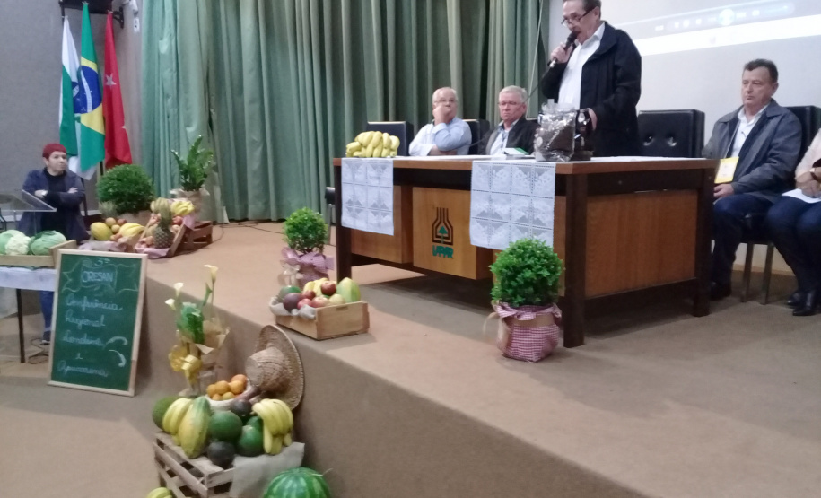 Cerca de 150 pessoas, entre secretários municipais de Agricultura, agricultores familiares, integrantes de movimentos sociais e de comunidades tradicionais, como quilombolas e indígenas, participam nesta quinta (4) da 3ª Conferência Regional de Segurança Alimentar Nutricional, que acontece na sede do Instituto Agronômico do Paraná (Iapar), em Londrina.  -  Londrina, 04/07/2019  -  Foto: Divulgação Iapar