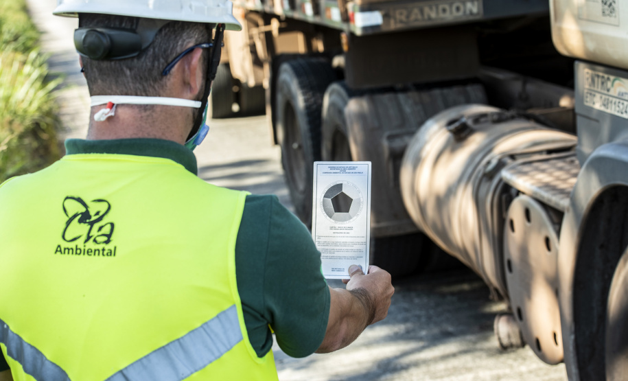 De janeiro a junho, mais de 2,5 mil caminhões que passaram pelos Portos do Paraná foram monitorados para avaliar a emissão da chamada "fumaça preta". Os resultados, divulgados nesta segunda-feira (8), mostram que 99% dos veículos abordados estão regulares e emitem volumes de partículas inaláveis dentro do nível permitido por lei. Foto: Claudio Neves/Portos do Paraná