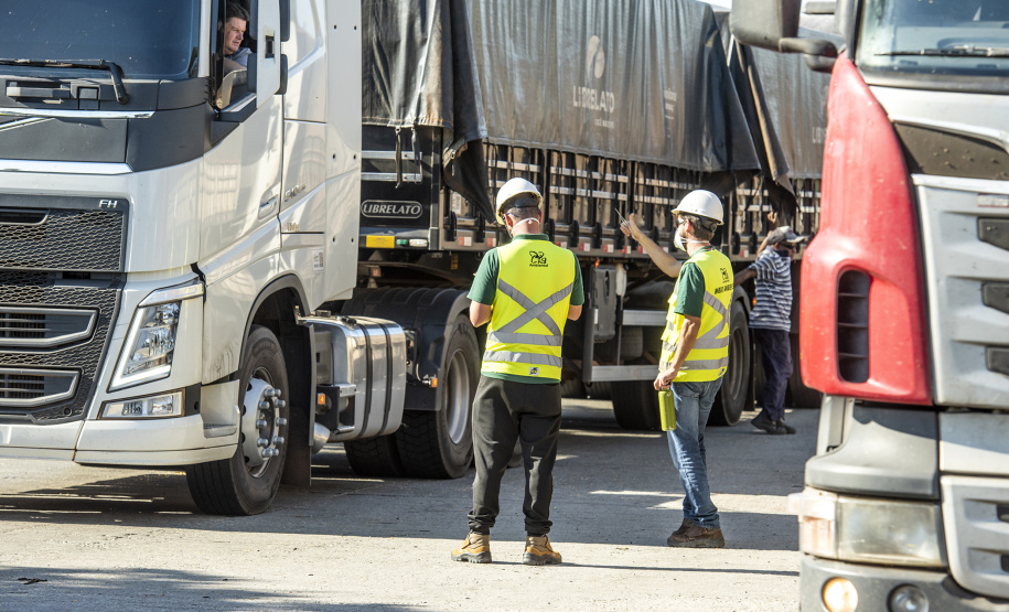 De janeiro a junho, mais de 2,5 mil caminhões que passaram pelos Portos do Paraná foram monitorados para avaliar a emissão da chamada "fumaça preta". Os resultados, divulgados nesta segunda-feira (8), mostram que 99% dos veículos abordados estão regulares e emitem volumes de partículas inaláveis dentro do nível permitido por lei. Foto: Claudio Neves/Portos do Paraná