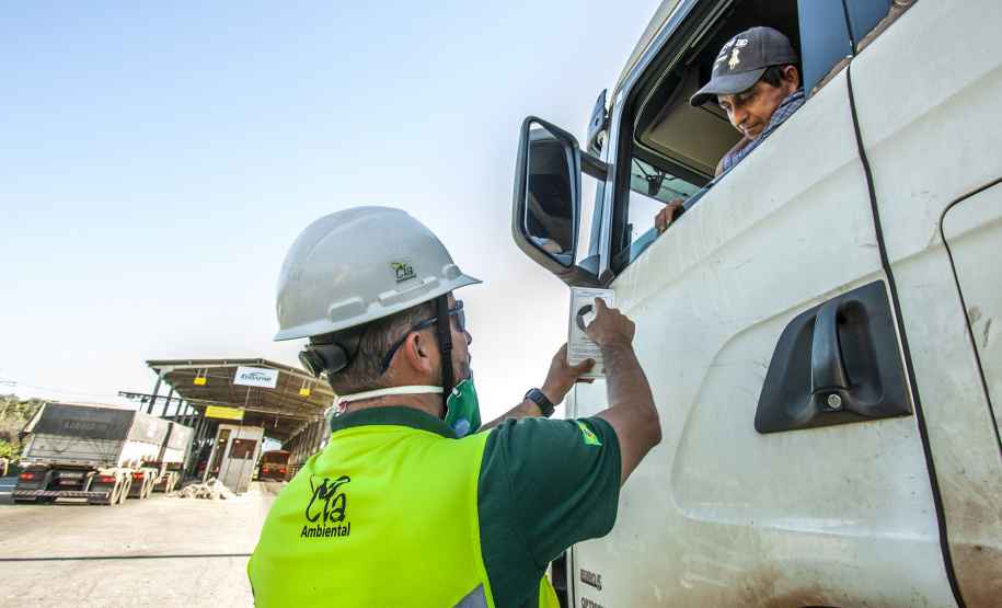 De janeiro a junho, mais de 2,5 mil caminhões que passaram pelos Portos do Paraná foram monitorados para avaliar a emissão da chamada "fumaça preta". Os resultados, divulgados nesta segunda-feira (8), mostram que 99% dos veículos abordados estão regulares e emitem volumes de partículas inaláveis dentro do nível permitido por lei. Foto: Claudio Neves/Portos do Paraná