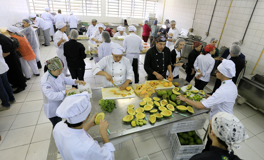 O Banco de Alimentos da Ceasa Curitiba fará de quarta a sexta-feira na semana que vem (10 a 12 de julho) três oficinas com cursos para aproveitamento de hortigranjeiros. As oficinas serão ministradas por profissionais da área de gastronomia e nutrição, e acontecerão no período da manhã, das 8 às 12 horas, na cozinha industrial do Banco de Alimentos. Curitiba, 16-10-14Foto: Arnaldo Alves / Arquivo ANPr.