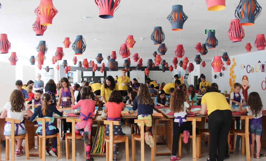 Artista com obras no acervo do MON realiza oficina para os visitantes neste domingo. Foto: Maita Franco/SECC