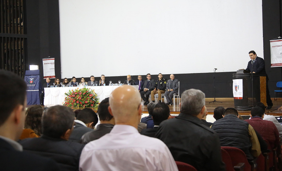 As ações conjuntas do Governo do Estado com órgãos de controle externo, como o Ministério Público Estadual (MP), são estratégicas para conter os casos de corrupção, o mal uso dos recursos públicos e evasão de divisas. A afirmação é do controlador-geral do Estado, Raul Siqueira, que participou nesta sexta-feira (5) de um encontro sobre controle social no combate à improbidade administrativa, realizado pelo MP, em Santo Antônio da Platina, no Norte Pioneiro. Foto: Jaelson Lucas/ANPr