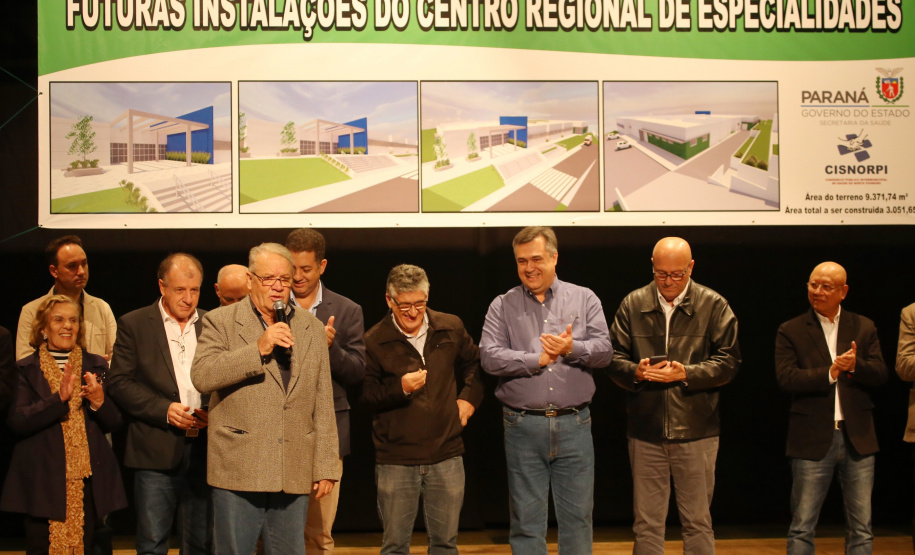 O Governo do Estado, por meio da Secretaria de Estado da Saúde, autorizou nesta sexta-feira (5), em evento no Conjunto Amadores de Teatro (CAT), em Jacarezinho, a construção do Centro Regional de Especialidades Médicas que vai atender 22 cidades do Norte Pioneiro e tem previsão de ficar pronto até o fim de 2020.Foto: José Fernando Ogura/ANPr