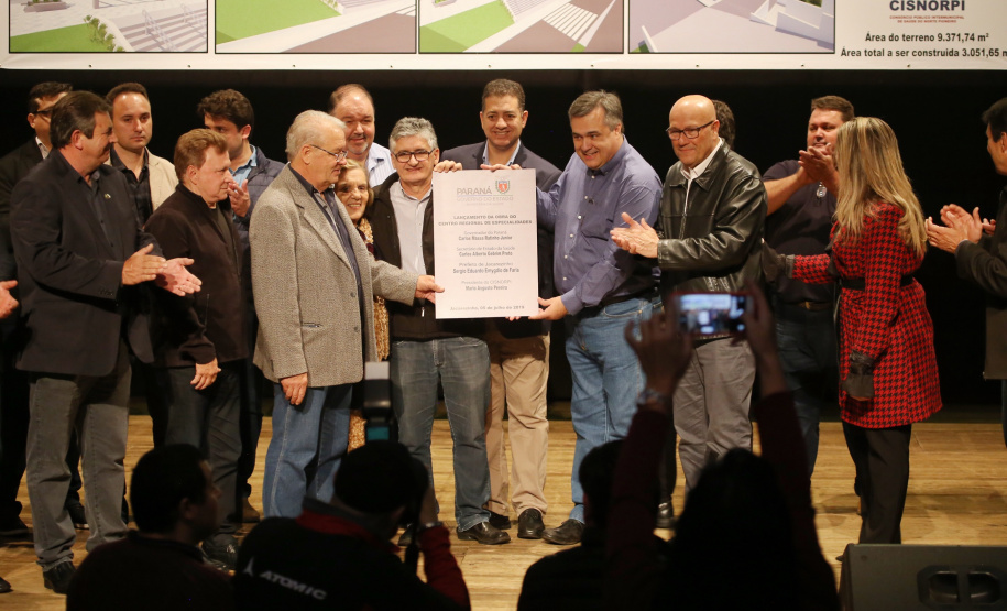 O Governo do Estado, por meio da Secretaria de Estado da Saúde, autorizou nesta sexta-feira (5), em evento no Conjunto Amadores de Teatro (CAT), em Jacarezinho, a construção do Centro Regional de Especialidades Médicas que vai atender 22 cidades do Norte Pioneiro e tem previsão de ficar pronto até o fim de 2020.Foto: José Fernando Ogura/ANPr