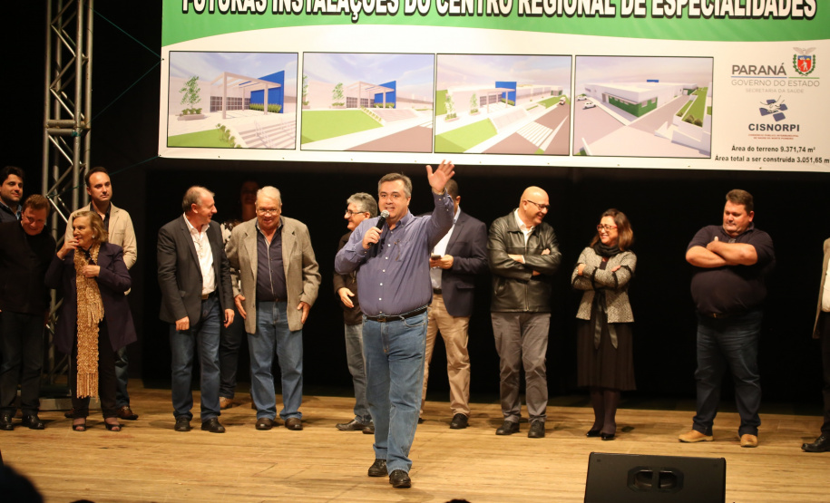O Governo do Estado, por meio da Secretaria de Estado da Saúde, autorizou nesta sexta-feira (5), em evento no Conjunto Amadores de Teatro (CAT), em Jacarezinho, a construção do Centro Regional de Especialidades Médicas que vai atender 22 cidades do Norte Pioneiro e tem previsão de ficar pronto até o fim de 2020.Foto: José Fernando Ogura/ANPr