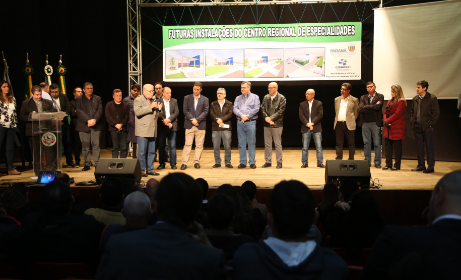 O Governo do Estado, por meio da Secretaria de Estado da Saúde, autorizou nesta sexta-feira (5), em evento no Conjunto Amadores de Teatro (CAT), em Jacarezinho, a construção do Centro Regional de Especialidades Médicas que vai atender 22 cidades do Norte Pioneiro e tem previsão de ficar pronto até o fim de 2020.Foto: José Fernando Ogura/ANPr