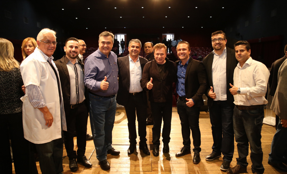 O Governo do Estado, por meio da Secretaria de Estado da Saúde, autorizou nesta sexta-feira (5), em evento no Conjunto Amadores de Teatro (CAT), em Jacarezinho, a construção do Centro Regional de Especialidades Médicas que vai atender 22 cidades do Norte Pioneiro e tem previsão de ficar pronto até o fim de 2020.Foto: José Fernando Ogura/ANPr