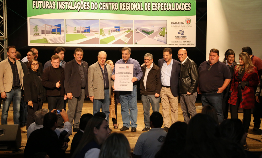 O Governo do Estado, por meio da Secretaria de Estado da Saúde, autorizou nesta sexta-feira (5), em evento no Conjunto Amadores de Teatro (CAT), em Jacarezinho, a construção do Centro Regional de Especialidades Médicas que vai atender 22 cidades do Norte Pioneiro e tem previsão de ficar pronto até o fim de 2020.Foto: José Fernando Ogura/ANPr