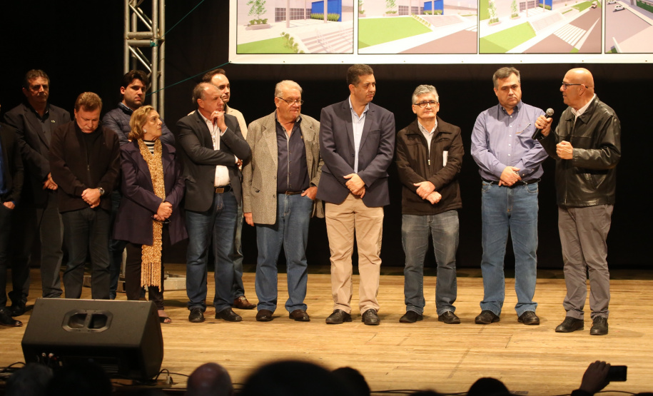 O Governo do Estado, por meio da Secretaria de Estado da Saúde, autorizou nesta sexta-feira (5), em evento no Conjunto Amadores de Teatro (CAT), em Jacarezinho, a construção do Centro Regional de Especialidades Médicas que vai atender 22 cidades do Norte Pioneiro e tem previsão de ficar pronto até o fim de 2020.Foto: José Fernando Ogura/ANPr