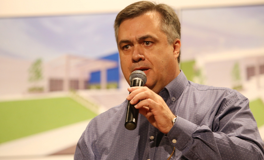 O Governo do Estado, por meio da Secretaria de Estado da Saúde, autorizou nesta sexta-feira (5), em evento no Conjunto Amadores de Teatro (CAT), em Jacarezinho, a construção do Centro Regional de Especialidades Médicas que vai atender 22 cidades do Norte Pioneiro e tem previsão de ficar pronto até o fim de 2020.Foto: José Fernando Ogura/ANPr