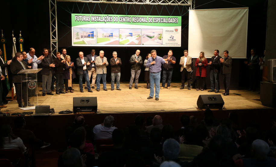 O Governo do Estado, por meio da Secretaria de Estado da Saúde, autorizou nesta sexta-feira (5), em evento no Conjunto Amadores de Teatro (CAT), em Jacarezinho, a construção do Centro Regional de Especialidades Médicas que vai atender 22 cidades do Norte Pioneiro e tem previsão de ficar pronto até o fim de 2020.Foto: José Fernando Ogura/ANPr