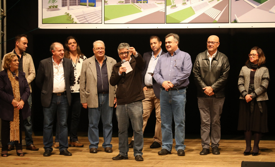 O Governo do Estado, por meio da Secretaria de Estado da Saúde, autorizou nesta sexta-feira (5), em evento no Conjunto Amadores de Teatro (CAT), em Jacarezinho, a construção do Centro Regional de Especialidades Médicas que vai atender 22 cidades do Norte Pioneiro e tem previsão de ficar pronto até o fim de 2020.Foto: José Fernando Ogura/ANPr