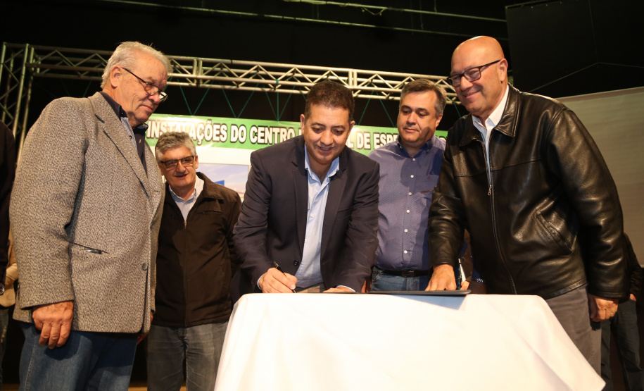 O Governo do Estado, por meio da Secretaria de Estado da Saúde, autorizou nesta sexta-feira (5), em evento no Conjunto Amadores de Teatro (CAT), em Jacarezinho, a construção do Centro Regional de Especialidades Médicas que vai atender 22 cidades do Norte Pioneiro e tem previsão de ficar pronto até o fim de 2020.Foto: José Fernando Ogura/ANPr