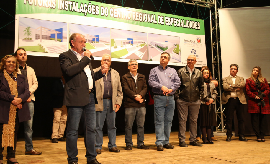 O Governo do Estado, por meio da Secretaria de Estado da Saúde, autorizou nesta sexta-feira (5), em evento no Conjunto Amadores de Teatro (CAT), em Jacarezinho, a construção do Centro Regional de Especialidades Médicas que vai atender 22 cidades do Norte Pioneiro e tem previsão de ficar pronto até o fim de 2020.Foto: José Fernando Ogura/ANPr