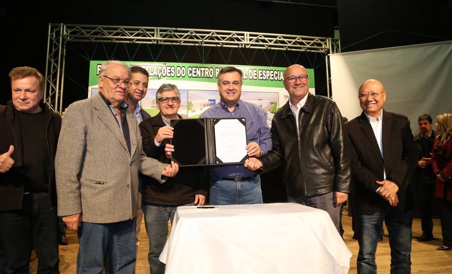 O Governo do Estado, por meio da Secretaria de Estado da Saúde, autorizou nesta sexta-feira (5), em evento no Conjunto Amadores de Teatro (CAT), em Jacarezinho, a construção do Centro Regional de Especialidades Médicas que vai atender 22 cidades do Norte Pioneiro e tem previsão de ficar pronto até o fim de 2020.Foto: José Fernando Ogura/ANPr