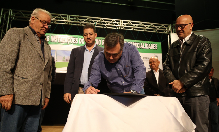 O Governo do Estado, por meio da Secretaria de Estado da Saúde, autorizou nesta sexta-feira (5), em evento no Conjunto Amadores de Teatro (CAT), em Jacarezinho, a construção do Centro Regional de Especialidades Médicas que vai atender 22 cidades do Norte Pioneiro e tem previsão de ficar pronto até o fim de 2020.Foto: José Fernando Ogura/ANPr