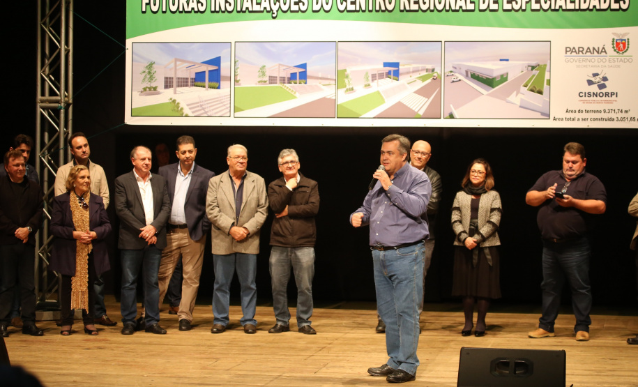 O Governo do Estado, por meio da Secretaria de Estado da Saúde, autorizou nesta sexta-feira (5), em evento no Conjunto Amadores de Teatro (CAT), em Jacarezinho, a construção do Centro Regional de Especialidades Médicas que vai atender 22 cidades do Norte Pioneiro e tem previsão de ficar pronto até o fim de 2020.Foto: José Fernando Ogura/ANPr