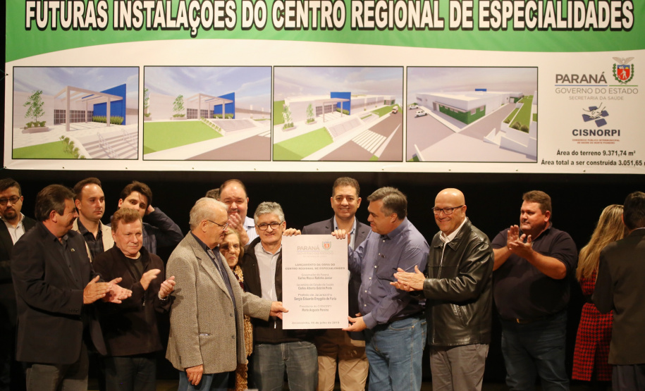 O Governo do Estado, por meio da Secretaria de Estado da Saúde, autorizou nesta sexta-feira (5), em evento no Conjunto Amadores de Teatro (CAT), em Jacarezinho, a construção do Centro Regional de Especialidades Médicas que vai atender 22 cidades do Norte Pioneiro e tem previsão de ficar pronto até o fim de 2020.Foto: José Fernando Ogura/ANPr