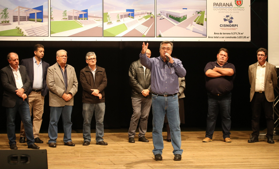 O Governo do Estado, por meio da Secretaria de Estado da Saúde, autorizou nesta sexta-feira (5), em evento no Conjunto Amadores de Teatro (CAT), em Jacarezinho, a construção do Centro Regional de Especialidades Médicas que vai atender 22 cidades do Norte Pioneiro e tem previsão de ficar pronto até o fim de 2020.Foto: José Fernando Ogura/ANPr