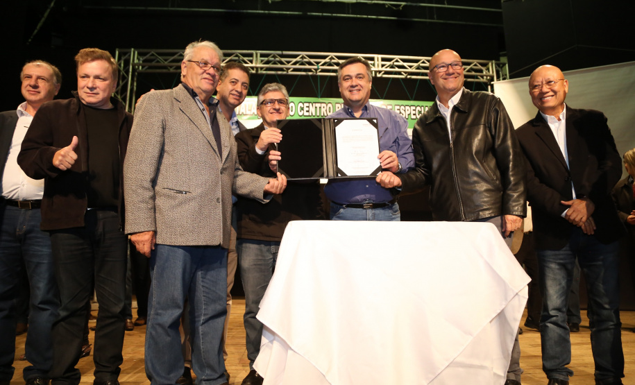 O Governo do Estado, por meio da Secretaria de Estado da Saúde, autorizou nesta sexta-feira (5), em evento no Conjunto Amadores de Teatro (CAT), em Jacarezinho, a construção do Centro Regional de Especialidades Médicas que vai atender 22 cidades do Norte Pioneiro e tem previsão de ficar pronto até o fim de 2020.Foto: José Fernando Ogura/ANPr