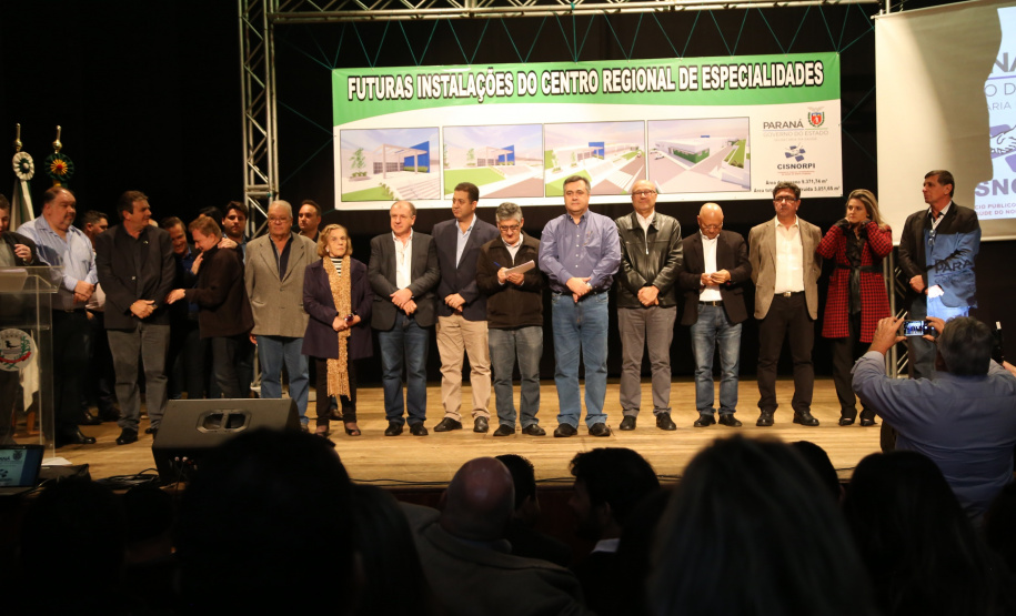 O Governo do Estado, por meio da Secretaria de Estado da Saúde, autorizou nesta sexta-feira (5), em evento no Conjunto Amadores de Teatro (CAT), em Jacarezinho, a construção do Centro Regional de Especialidades Médicas que vai atender 22 cidades do Norte Pioneiro e tem previsão de ficar pronto até o fim de 2020.Foto: José Fernando Ogura/ANPr