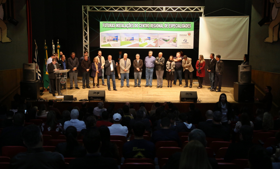 O Governo do Estado, por meio da Secretaria de Estado da Saúde, autorizou nesta sexta-feira (5), em evento no Conjunto Amadores de Teatro (CAT), em Jacarezinho, a construção do Centro Regional de Especialidades Médicas que vai atender 22 cidades do Norte Pioneiro e tem previsão de ficar pronto até o fim de 2020.Foto: José Fernando Ogura/ANPr