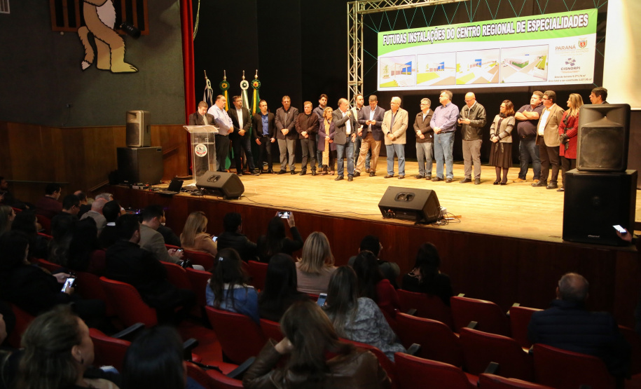 O Governo do Estado, por meio da Secretaria de Estado da Saúde, autorizou nesta sexta-feira (5), em evento no Conjunto Amadores de Teatro (CAT), em Jacarezinho, a construção do Centro Regional de Especialidades Médicas que vai atender 22 cidades do Norte Pioneiro e tem previsão de ficar pronto até o fim de 2020.Foto: José Fernando Ogura/ANPr