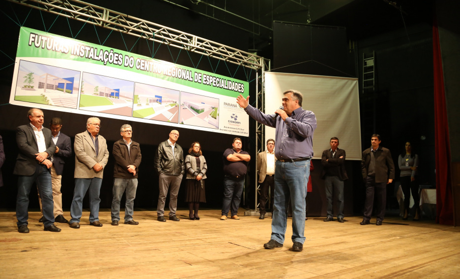 O Governo do Estado, por meio da Secretaria de Estado da Saúde, autorizou nesta sexta-feira (5), em evento no Conjunto Amadores de Teatro (CAT), em Jacarezinho, a construção do Centro Regional de Especialidades Médicas que vai atender 22 cidades do Norte Pioneiro e tem previsão de ficar pronto até o fim de 2020.Foto: José Fernando Ogura/ANPr