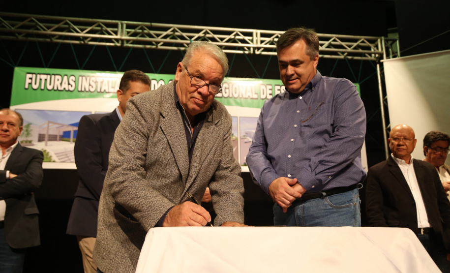 O Governo do Estado, por meio da Secretaria de Estado da Saúde, autorizou nesta sexta-feira (5), em evento no Conjunto Amadores de Teatro (CAT), em Jacarezinho, a construção do Centro Regional de Especialidades Médicas que vai atender 22 cidades do Norte Pioneiro e tem previsão de ficar pronto até o fim de 2020.Foto: José Fernando Ogura/ANPr