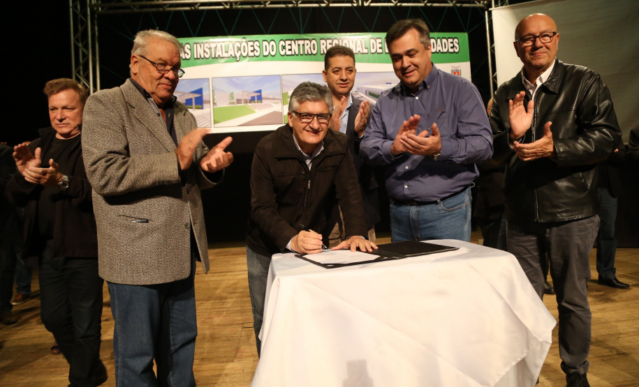 O Governo do Estado, por meio da Secretaria de Estado da Saúde, autorizou nesta sexta-feira (5), em evento no Conjunto Amadores de Teatro (CAT), em Jacarezinho, a construção do Centro Regional de Especialidades Médicas que vai atender 22 cidades do Norte Pioneiro e tem previsão de ficar pronto até o fim de 2020.Foto: José Fernando Ogura/ANPr