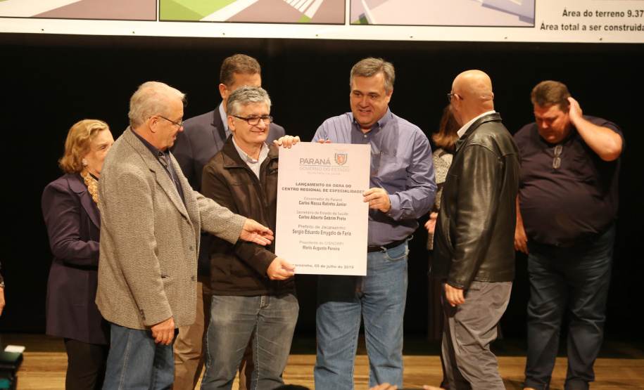 O Governo do Estado, por meio da Secretaria de Estado da Saúde, autorizou nesta sexta-feira (5), em evento no Conjunto Amadores de Teatro (CAT), em Jacarezinho, a construção do Centro Regional de Especialidades Médicas que vai atender 22 cidades do Norte Pioneiro e tem previsão de ficar pronto até o fim de 2020.Foto: José Fernando Ogura/ANPr
