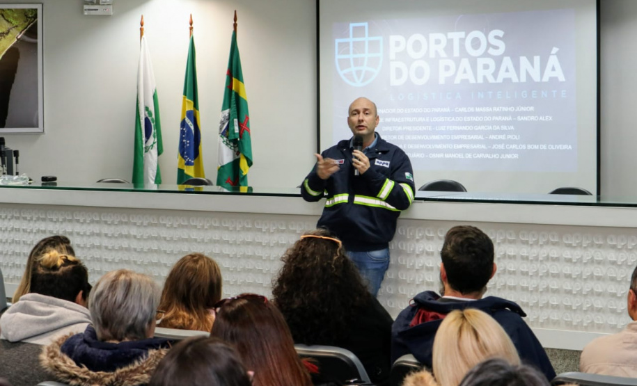 O Porto de Paranaguá retomou a recepção de grupos para palestra e visitação ao cais nos fins de semana. Os alunos do Colégio Estadual Júlio Mesquita, de Curitiba, foram os primeiros a participar das atividades neste sábado (6). Os 42 estudantes do curso técnico em Logística conheceram mais sobre a atividade portuária e aproveitaram o dia na cidade.  -  Paranaguá, 06/07/2019  -  Foto: Divulgação Portos do Paraná