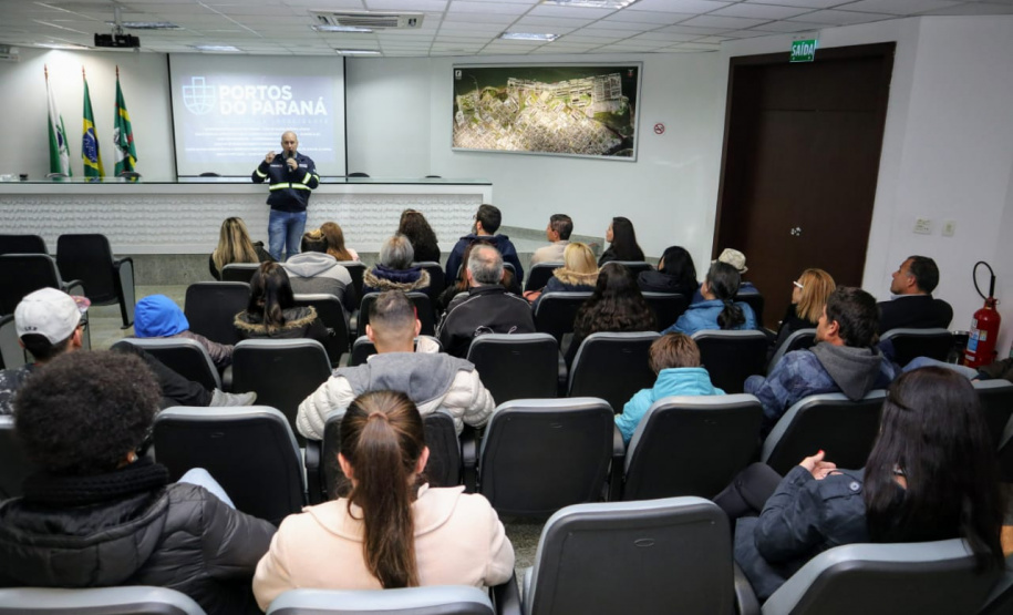 O Porto de Paranaguá retomou a recepção de grupos para palestra e visitação ao cais nos fins de semana. Os alunos do Colégio Estadual Júlio Mesquita, de Curitiba, foram os primeiros a participar das atividades neste sábado (6). Os 42 estudantes do curso técnico em Logística conheceram mais sobre a atividade portuária e aproveitaram o dia na cidade.  -  Paranaguá, 06/07/2019  -  Foto: Divulgação Portos do Paraná