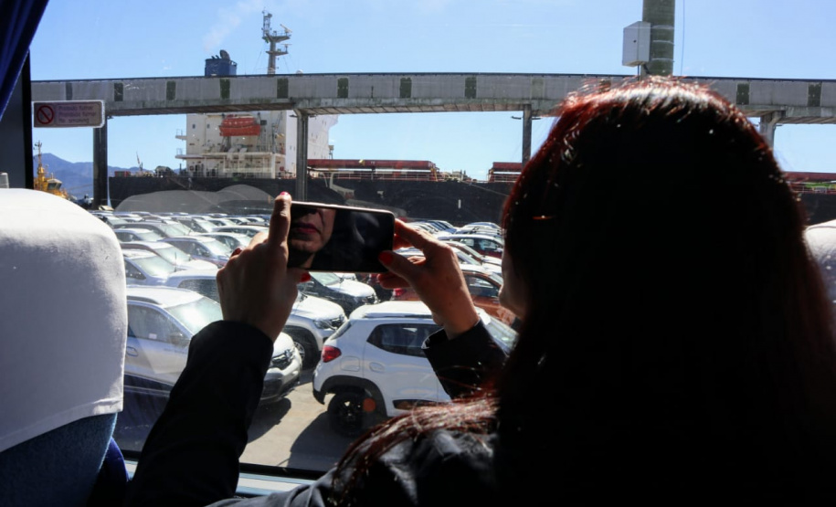 O Porto de Paranaguá retomou a recepção de grupos para palestra e visitação ao cais nos fins de semana. Os alunos do Colégio Estadual Júlio Mesquita, de Curitiba, foram os primeiros a participar das atividades neste sábado (6). Os 42 estudantes do curso técnico em Logística conheceram mais sobre a atividade portuária e aproveitaram o dia na cidade.  -  Paranaguá, 06/07/2019  -  Foto: Divulgação Portos do Paraná